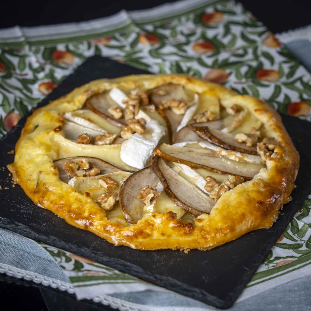 Галета с сыром бри и грушей